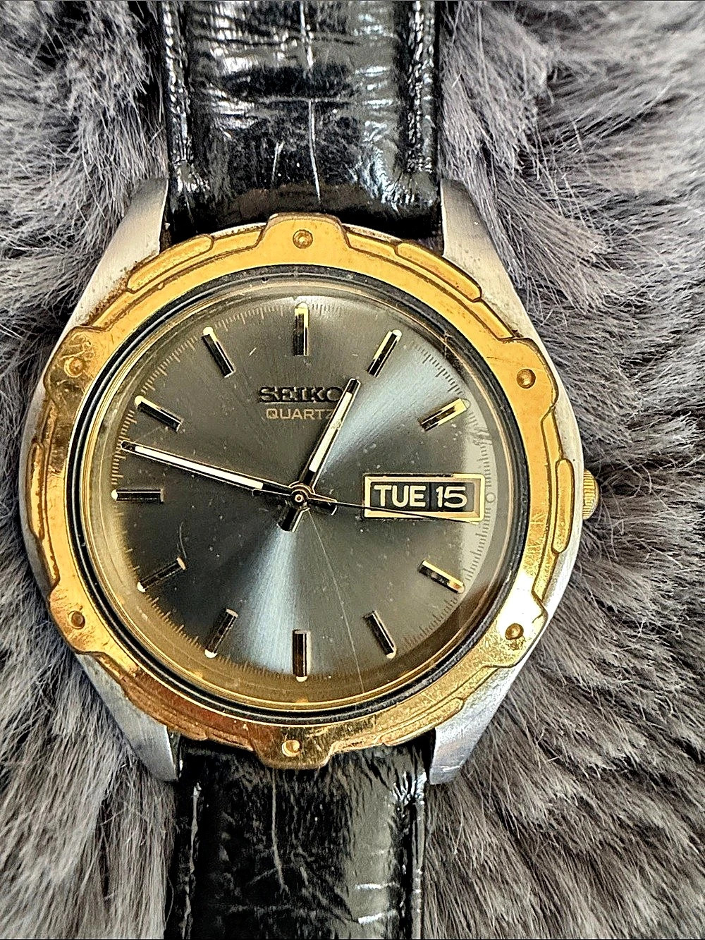 Seiko Quartz Day-Date Gold Tone Watch - needs a battery